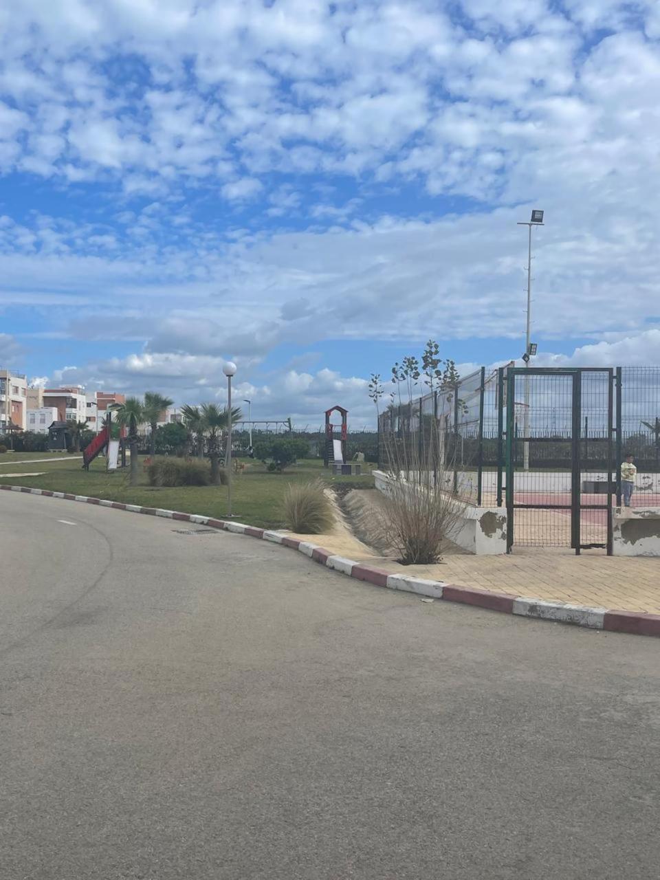 Appartement Coquet Apparemment Dans Fermee, Securisee En Face Houara Tanger